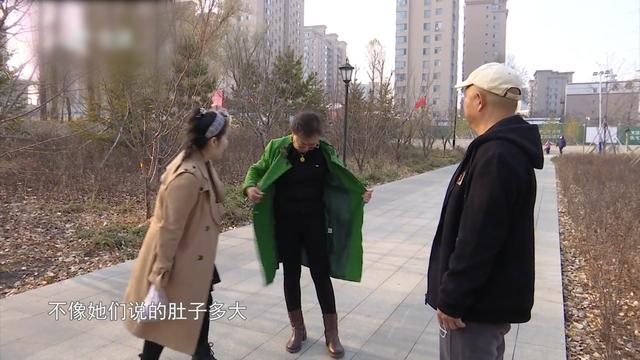 61歲大媽相親，想找年齡小的，還掀開衣服秀身材，大哥：你太老了-圖1